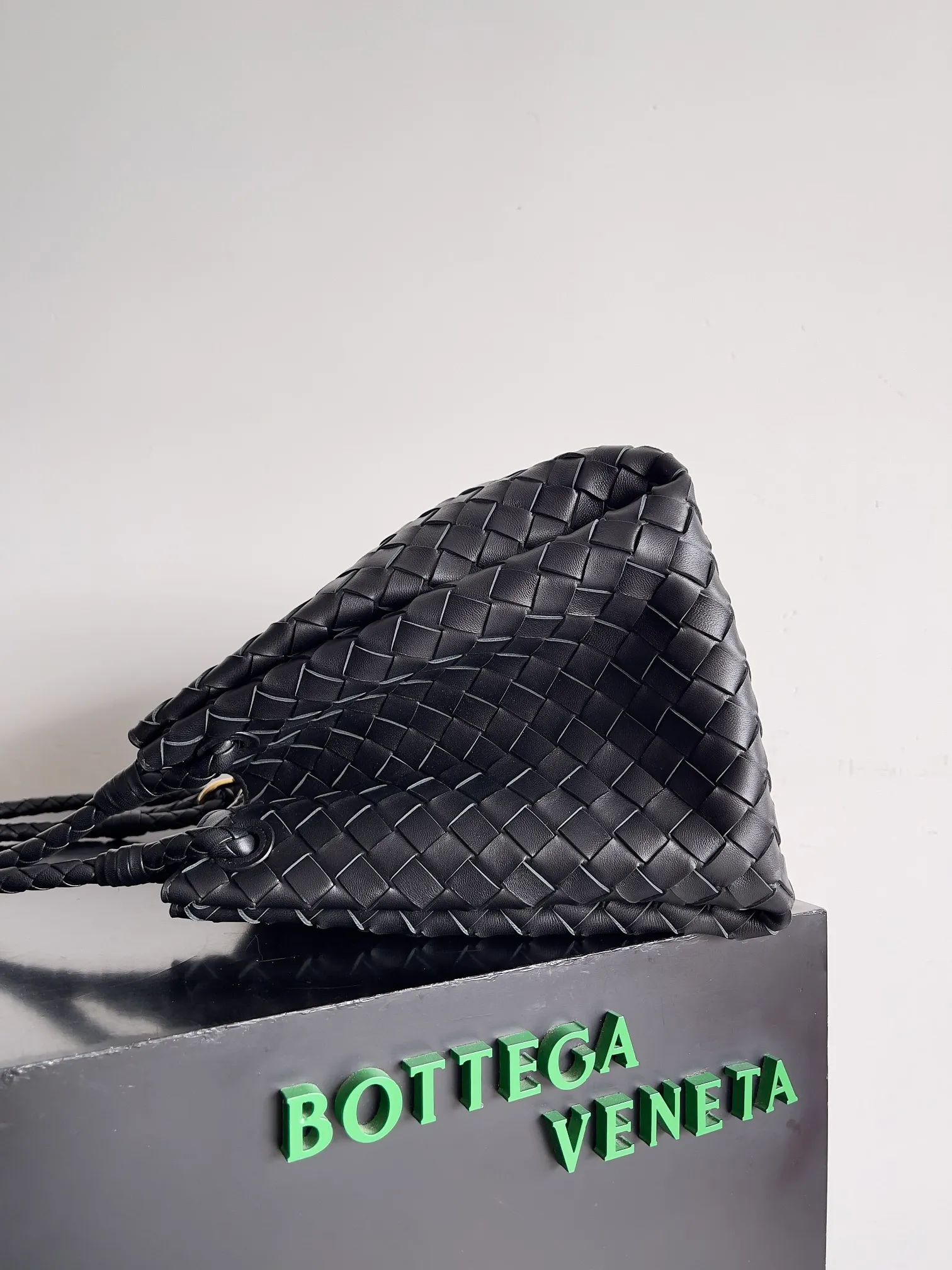 Batch 2660 24 early autumn new model Andiamo Parachute is made of a whole piece of woven leather. It is processed by folding stitching at the four corners. # Craftsmanship and creativity. The large size is atmospheric and practical. One of the must-selects for BV. It has a large space, can hold a computer, the shoulder strap is thick, and the upper shoulder is very comfortable. The large parachute can be carried on the body and can be carried on the body. The upper body is versatile and cute☺️ Style number: 796571 Size: 30*26*20cm